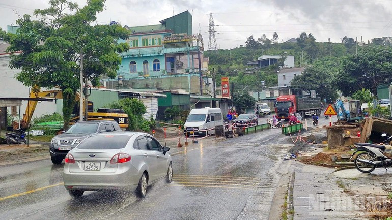 Giao thông trên Quốc lộ 20, đoạn qua công trình thi công cống ngang bị ùn ứ hơn 8 giờ. Sau khi tạm dừng thi công công trình, chiều 28/6, giao thông qua đoạn này đã thông suốt hai chiều. Giao thông trên Quốc lộ 20, đoạn qua công trình thi công cống ngang bị ùn ứ hơn 8 giờ. Sau khi tạm dừng thi công công trình, chiều 28/6, giao thông qua đoạn này đã thông suốt hai chiều.