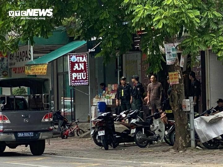 Cũng trong sáng nay, theo ghi nhận của PV Báo Điện tử VTC News, lực lượng Công an cũng có mặt tại một ngôi nhà nằm trên đường Lê Hữu Lập (TP Thanh Hoá) để thực hiện việc khám xét. Cũng trong sáng nay, theo ghi nhận của PV Báo Điện tử VTC News, lực lượng Công an cũng có mặt tại một ngôi nhà nằm trên đường Lê Hữu Lập (TP Thanh Hoá) để thực hiện việc khám xét.