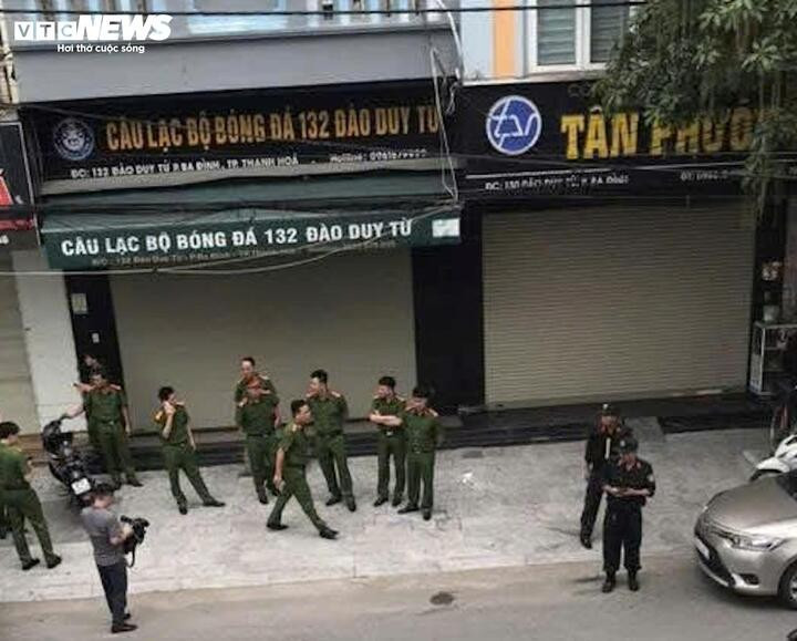 Khoảng 10h30’ cùng ngày, việc khám xét vẫn đang diễn ra. Lý do khám xét chưa được cơ quan chức năng công bố. Theo lãnh đạo phường Ba Đình, phường đã nhận được thông báo về việc khám nhà của công dân Nguyễn Văn Vi nên thông báo cho cán bộ tổ dân phố tới hỗ trợ, chứng kiến sự việc. Khoảng 10h30’ cùng ngày, việc khám xét vẫn đang diễn ra. Lý do khám xét chưa được cơ quan chức năng công bố. Theo lãnh đạo phường Ba Đình, phường đã nhận được thông báo về việc khám nhà của công dân Nguyễn Văn Vi nên thông báo cho cán bộ tổ dân phố tới hỗ trợ, chứng kiến sự việc.