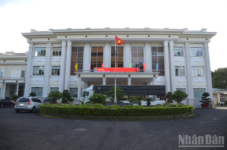 Tại Sở Tài chính, Văn phòng đã chủ động thuê phương tiện trọng tải lớn vận chuyển, trang thiết bị, tài liệu đến vị trí làm việc tại thành phố Quy Nhơn.