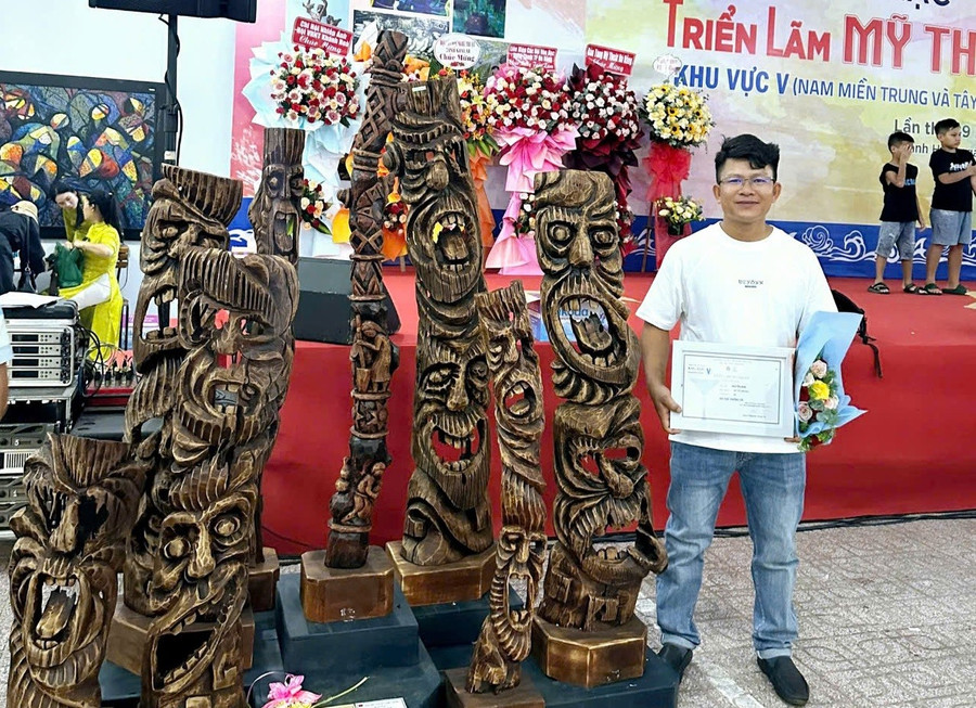 Nhà điêu khắc Nguyễn Nam bên tác phẩm “Nét Tây Nguyên 2” (ảnh nhân vật cung cấp). nha-dieu-khac-nguyen-nam-ben-tac-pham-net-tay-nguyen-2-anh-nvcc-8972.jpg