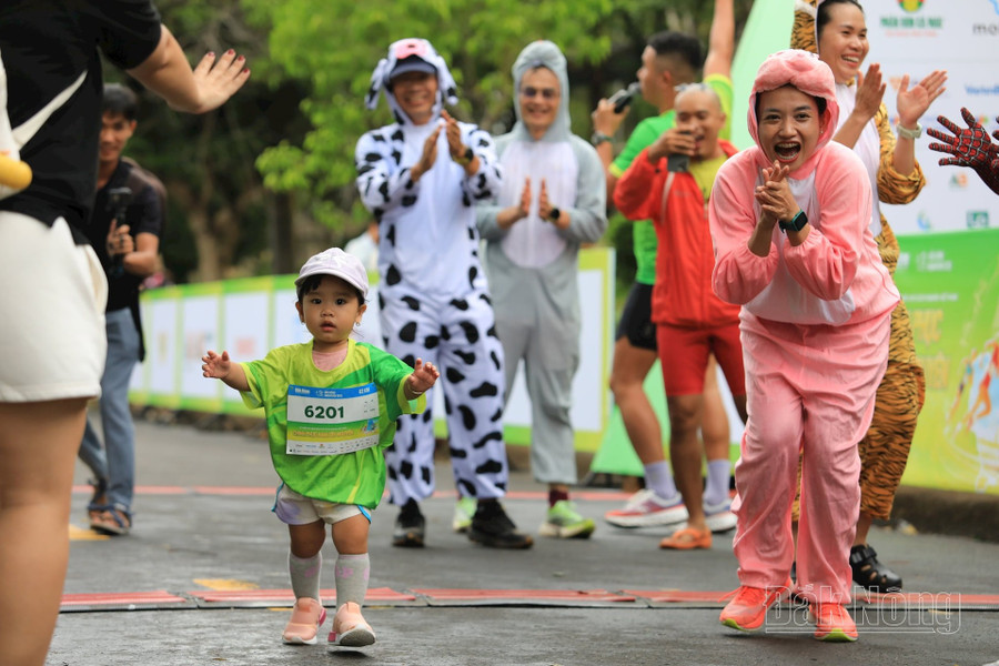 Một runner nhí về đích trên đường đua 2km diễn ra chiều 31/5 tại Giải Đắk Nông marathon 2025 - Chinh phục Nam Tây Nguyên Một runner nhí về đích trên đường đua 2km diễn ra chiều 31/5 tại Giải Đắk Nông marathon 2025 - Chinh phục Nam Tây Nguyên