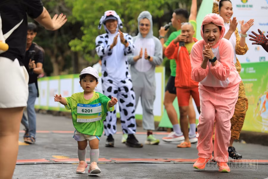 Một runner nhí về đích trên đường đua 2km diễn ra chiều 31/5 tại Giải Đắk Nông marathon 2025 - Chinh phục Nam Tây Nguyên