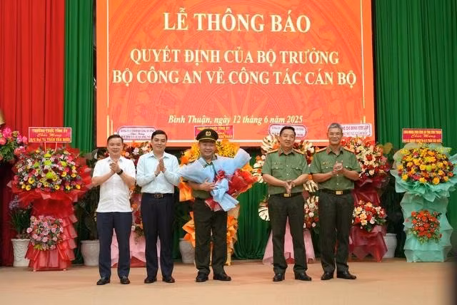 Lãnh đạo tỉnh Bình Thuận và Ban giám đốc Công an tỉnh Bình Thuận chúc mừng đại tá Lê Quang Nhân được Bộ Công an điều động làm Giám đốc Công an tỉnh Bình Định