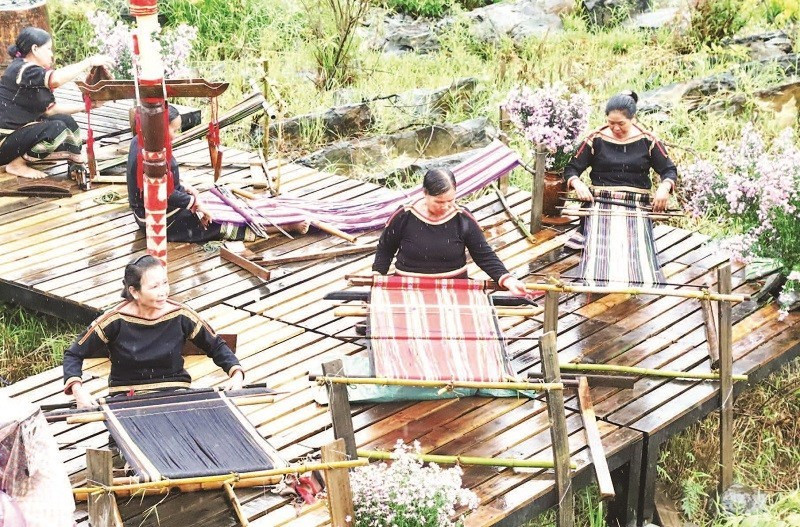 Người phụ nữ Ê Đê bên khung dệt vải thổ cẩm. Người phụ nữ Ê Đê bên khung dệt vải thổ cẩm.