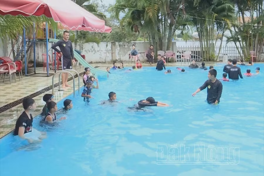 Phòng Cảnh sát PCCC&amp;CNCH phối hợp Đội Cảnh sát PCCC&amp;CNCH các huyện triển khai dạy bơi hướng dẫn kỹ năng phòng chống đuối nước cho trẻ em (Ảnh: Quang Vũ)