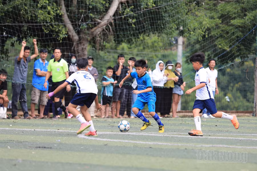 Các cầu thủ U11 Gia Nghĩa (áo xanh) - U11 Đắk R'lấp (áo trắng) thi đấu trong trận chung kết (Ảnh L.P)