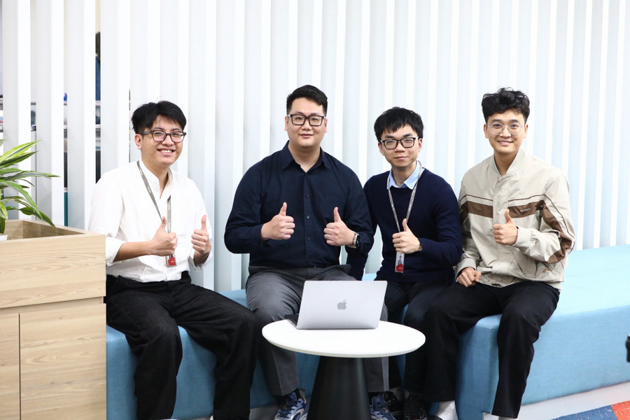 Anh Hoàng Khắc Hiếu (thứ 2 từ trái qua) và các cộng sự Anh Hoàng Khắc Hiếu (thứ 2 từ trái qua) và các cộng sự