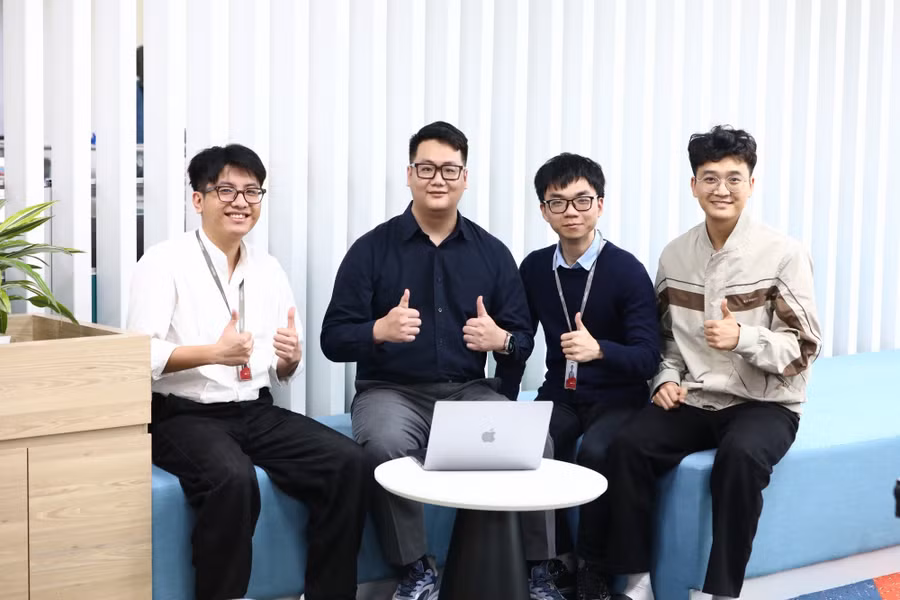 Anh Hoàng Khắc Hiếu (thứ 2 từ trái qua) và các cộng sự