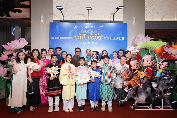 Đạo diễn Trịnh Lâm Tùng cùng nghệ sĩ lồng tiếng Đạt Phi và các diễn viên lồng tiếng miền Nam của phim Trạng Quỳnh nhí: Truyền thuyết Kim Ngưu - Ảnh: ĐPCC Đạo diễn Trịnh Lâm Tùng cùng nghệ sĩ lồng tiếng Đạt Phi và các diễn viên lồng tiếng miền Nam của phim Trạng Quỳnh nhí: Truyền thuyết Kim Ngưu - Ảnh: ĐPCC