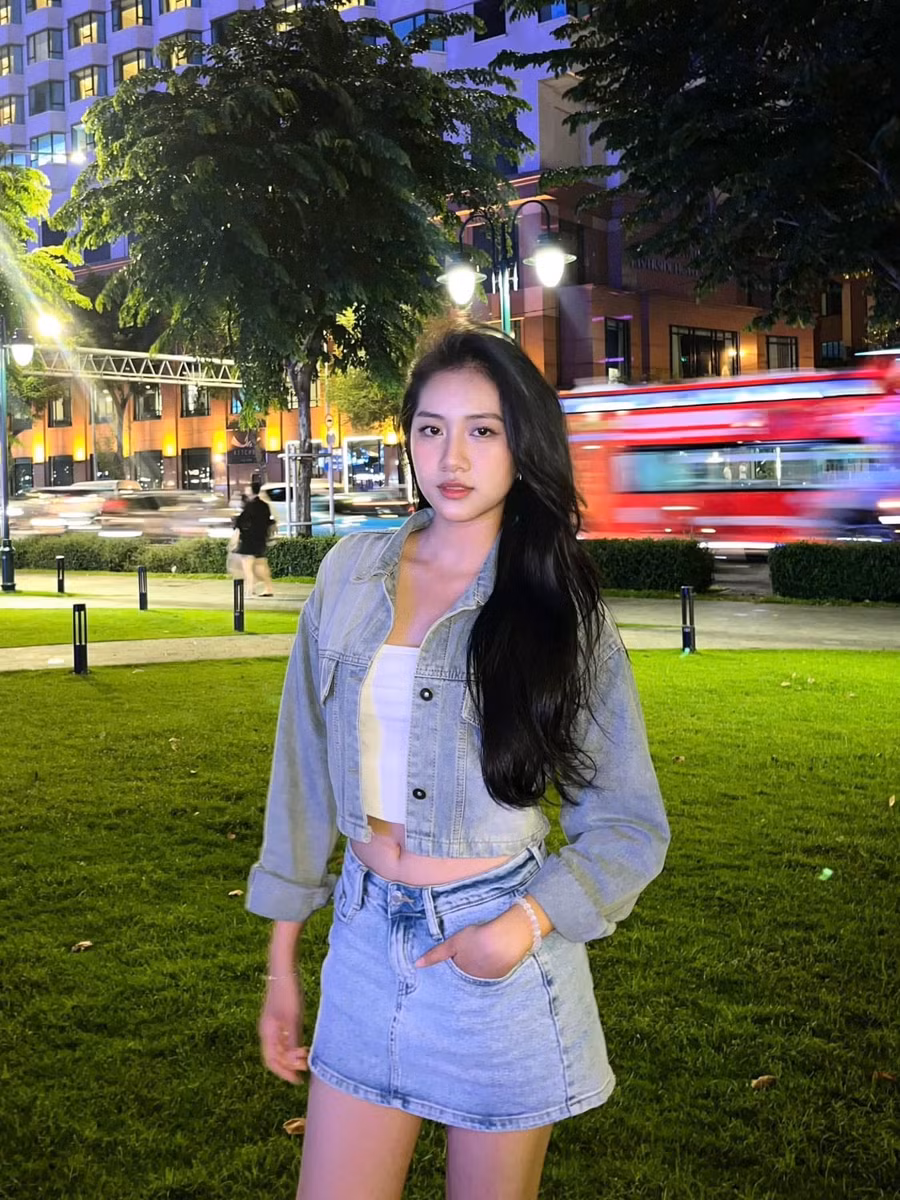 Điều Trúc Linh nhớ nhất trong nhà chung Hoa hậu Việt Nam 2024 là khoảnh khắc quây quần bên các thí sinh. Cô lý giải việc họ phải sống xa gia đình nên rất nhớ những bữa cơm ấm cúng. Vì vậy, cô cảm thấy ấm áp như ở nhà khi được cùng ăn uống, trò chuyện với những người bạn từ khắp mọi miền Tổ quốc.