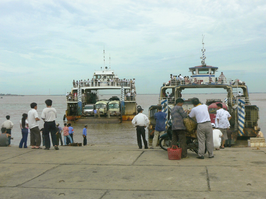 Đợi phà từ Đình Vũ sang Cát Hải, năm 2006 Đợi phà từ Đình Vũ sang Cát Hải, năm 2006