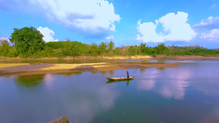 231822a4-dong-dak-bla-chay-nguoc-dong-song-duoc-vi-nhu-dai-lua-mem-uon-quanh-nhung-ngoi-lang-voi-trien-dat-boi-phu-sa-mau-mo.png