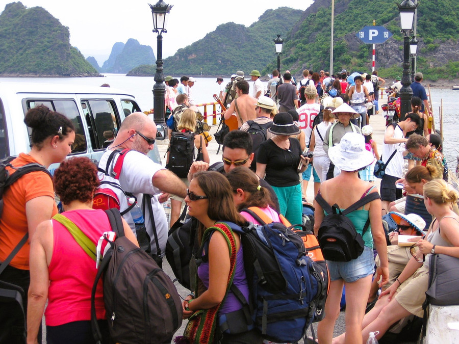 Khách nước ngoài đến tham quan vịnh Cát Bà, năm 2006 Khách nước ngoài đến tham quan vịnh Cát Bà, năm 2006