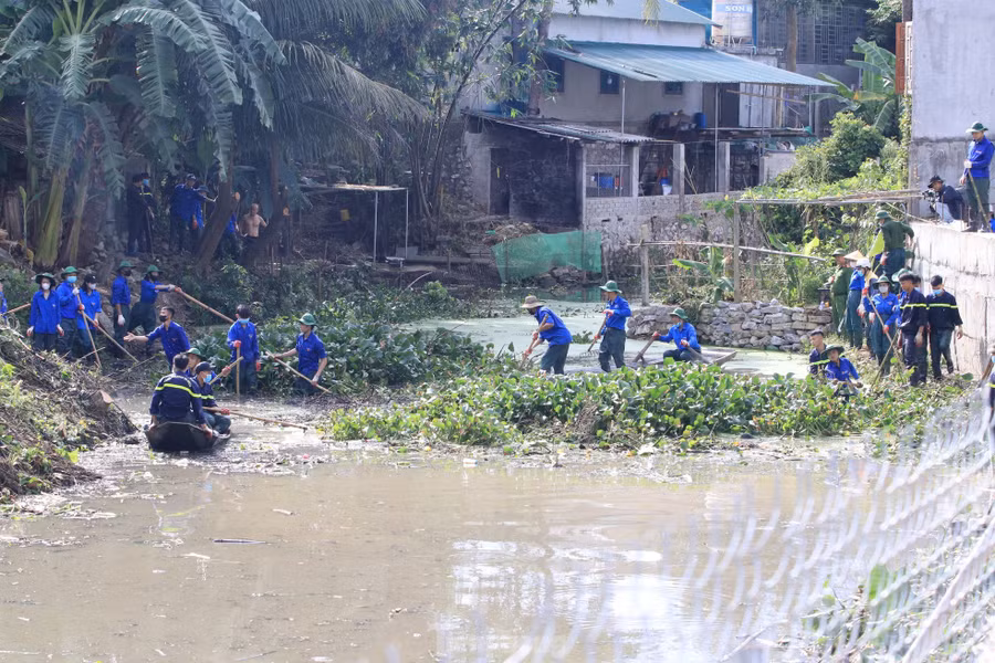 Dòng khe đang dần trở nên sạch, thông thoáng nhờ bàn tay, sức lực của đoàn viên thanh niên cùng các lực lượng chức năng hỗ trợ.