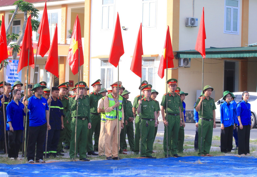 Chương trình có sự tham gia của hơn 200 đoàn viên thanh niên đến từ cơ quan Tỉnh Đoàn Nghệ An; Công an tỉnh; đoàn viên thanh niên các xã trên địa bàn huyện Con Cuông; lực lượng dân quân tự vệ cùng đông đảo nhân dân địa phương. Chương trình có sự tham gia của hơn 200 đoàn viên thanh niên đến từ cơ quan Tỉnh Đoàn Nghệ An; Công an tỉnh; đoàn viên thanh niên các xã trên địa bàn huyện Con Cuông; lực lượng dân quân tự vệ cùng đông đảo nhân dân địa phương.