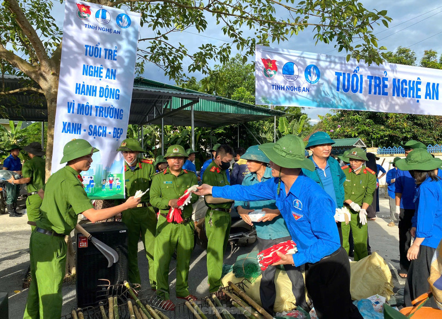 Các lực lượng chức năng, đoàn viên thanh niên nhận đồ bảo hộ, dụng cụ để triển khai dọn vệ sinh lòng khe suối. Các lực lượng chức năng, đoàn viên thanh niên nhận đồ bảo hộ, dụng cụ để triển khai dọn vệ sinh lòng khe suối.