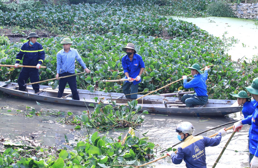 Lòng khe sâu, các lực lượng phải sử dụng thuyền chèo ra giữa dòng để triển khai công việc dọn vệ sinh. Lòng khe sâu, các lực lượng phải sử dụng thuyền chèo ra giữa dòng để triển khai công việc dọn vệ sinh.