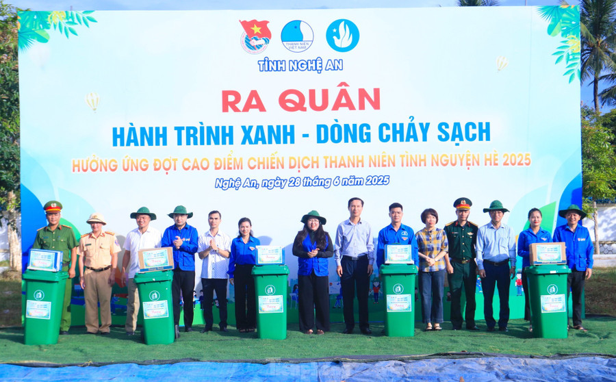 Trước khi diễn ra hoạt động, Ban tổ chức chương trình đã tặng quà cho địa phương và các lực lượng tham gia chiến dịch "Hành trình xanh - Dòng chảy sạch". Trước khi diễn ra hoạt động, Ban tổ chức chương trình đã tặng quà cho địa phương và các lực lượng tham gia chiến dịch "Hành trình xanh - Dòng chảy sạch".