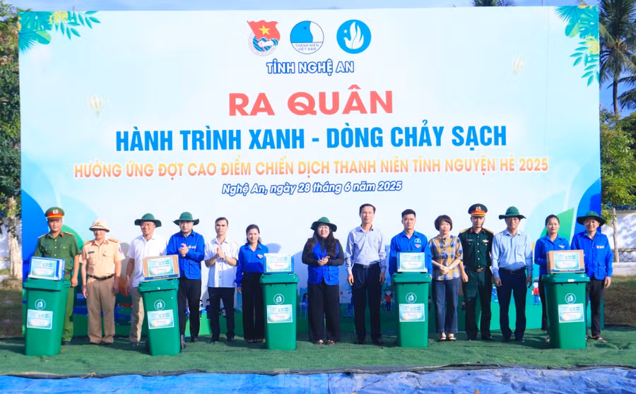 Trước khi diễn ra hoạt động, Ban tổ chức chương trình đã tặng quà cho địa phương và các lực lượng tham gia chiến dịch "Hành trình xanh - Dòng chảy sạch".