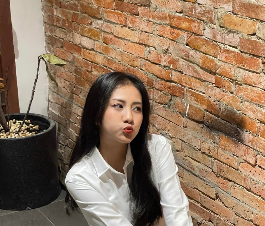 Trúc Linh chia sẻ cô lớn lên trong tình yêu thương và sự dạy dỗ kỹ càng của ba mẹ. Từ nhỏ, cô được ba mẹ dặn dò phải sống tử tế, biết chia sẻ, biết nghĩ cho người khác trước. "Lớn lên ở Phú Yên, tôi có nhiều cơ hội được tham gia các hoạt động ngoại khóa và dần rèn cho mình sự mạnh dạn, tinh thần trách nhiệm, ý chí không bỏ cuộc. Dù từng gặp không ít rào cản, cả về sức khỏe và công việc, tôi cố gắng học cách chấp nhận, vượt qua khó khăn", Trúc Linh nói. Trúc Linh chia sẻ cô lớn lên trong tình yêu thương và sự dạy dỗ kỹ càng của ba mẹ. Từ nhỏ, cô được ba mẹ dặn dò phải sống tử tế, biết chia sẻ, biết nghĩ cho người khác trước. "Lớn lên ở Phú Yên, tôi có nhiều cơ hội được tham gia các hoạt động ngoại khóa và dần rèn cho mình sự mạnh dạn, tinh thần trách nhiệm, ý chí không bỏ cuộc. Dù từng gặp không ít rào cản, cả về sức khỏe và công việc, tôi cố gắng học cách chấp nhận, vượt qua khó khăn", Trúc Linh nói.