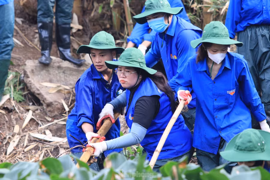 Chị Nguyễn Thị Phương Thuý - Bí thư Tỉnh Đoàn Nghệ An chia sẻ: Thời gian qua, công tác bảo vệ môi trường, ứng phó với biến đổi khí hậu đã và đang trở thành nhiệm vụ quan trọng, thường xuyên của các cấp bộ Đoàn trong toàn tỉnh. Phát huy tinh thần xung kích, tình nguyện và trách nhiệm với cộng đồng, tuổi trẻ Nghệ An đã chủ động, sáng tạo triển khai nhiều mô hình, công trình, phần việc hiệu quả và có sức lan tỏa lớn trong xã hội.