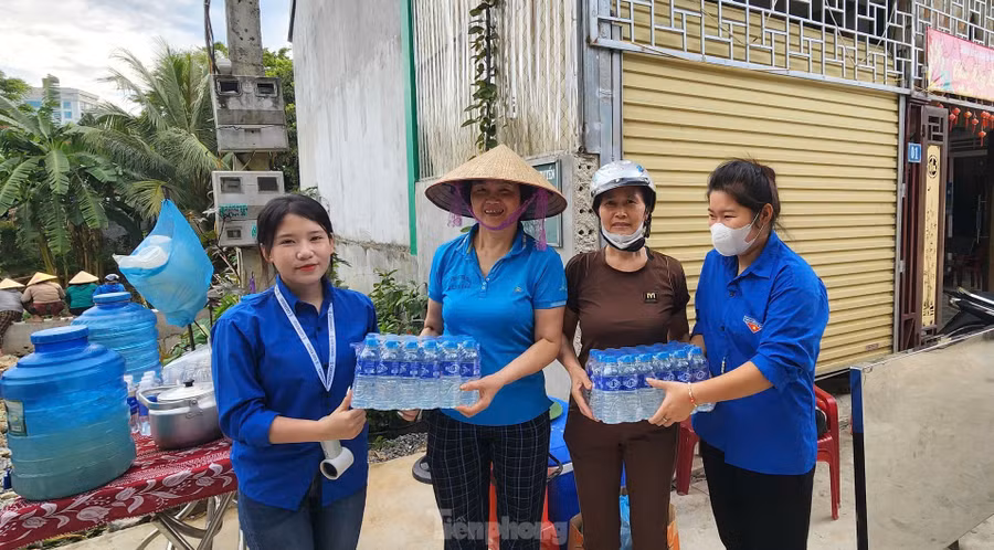 Nhận thông tin kế hoạch dọn lòng khe, đông đảo bà con thôn Liên Tân (thị trấn Trà Lân) đã trực tiếp ra cùng lực lượng chức năng dọn vệ sinh. Ngoài ra, người dân thôn Liên Tân còn cùng nhau góp ủng hộ 100 bánh chưng, 200 chai nước, 100 cốc nước dừa, 200 cốc nước mía, 20kg hoa quả và hỗ trợ điểm nghỉ ngơi cho các lực lượng tham gia chương trình.