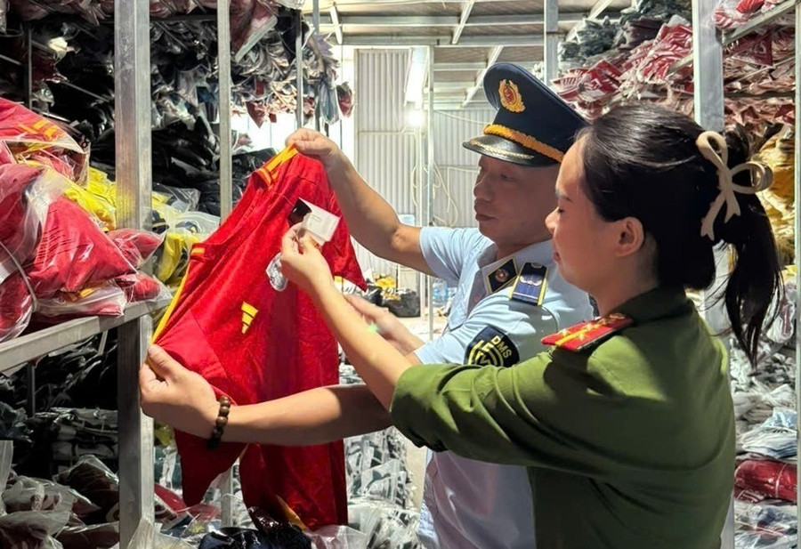 Một số lượng lớn quần áo mang nhãn hiệu NIKE, ADIDAS, PUMA bị lực lượng chức năng phát hiện. Ảnh: TTXVN phát gia-nhan-hieu-28625-10.jpg
