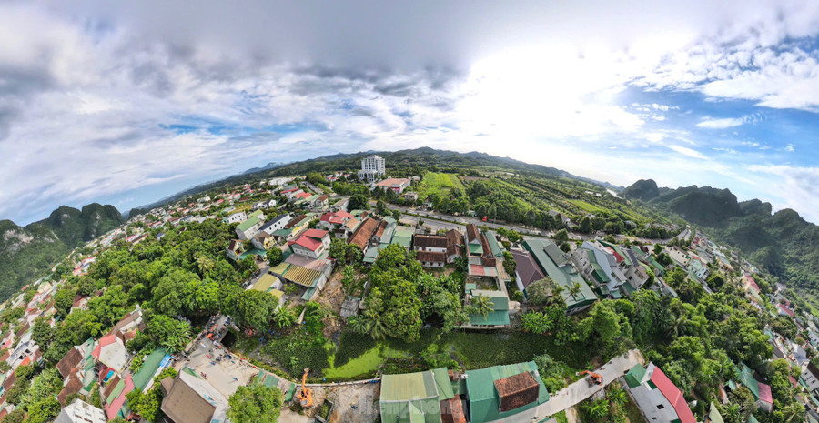 Người dân địa phương cho biết, đoạn khe này dài hơn 2km bị ô nhiễm, tắc nghẽn nhiều năm qua. Trong đó, đoạn ô nhiễm nghiêm trọng nhất dài khoảng 1km, từ cầu Bệnh viện đến gần Quốc lộ 7. Lượng rác thải, bèo lục bình ùn ứ gây ra mùi hôi thối, ô nhiễm môi trường, ảnh hưởng lớn đến cuộc sống của người dân địa phương. Người dân địa phương cho biết, đoạn khe này dài hơn 2km bị ô nhiễm, tắc nghẽn nhiều năm qua. Trong đó, đoạn ô nhiễm nghiêm trọng nhất dài khoảng 1km, từ cầu Bệnh viện đến gần Quốc lộ 7. Lượng rác thải, bèo lục bình ùn ứ gây ra mùi hôi thối, ô nhiễm môi trường, ảnh hưởng lớn đến cuộc sống của người dân địa phương.