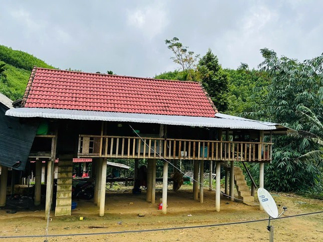 Nhà cửa được xây mới, hạ tầng thông tin được phủ khắp tạo điều kiện cho người dân tiếp cận được các dịch vụ cơ bản. Miền núi Quảng Ngãi bừng sáng từ 'cần câu' sinh kế ảnh 1