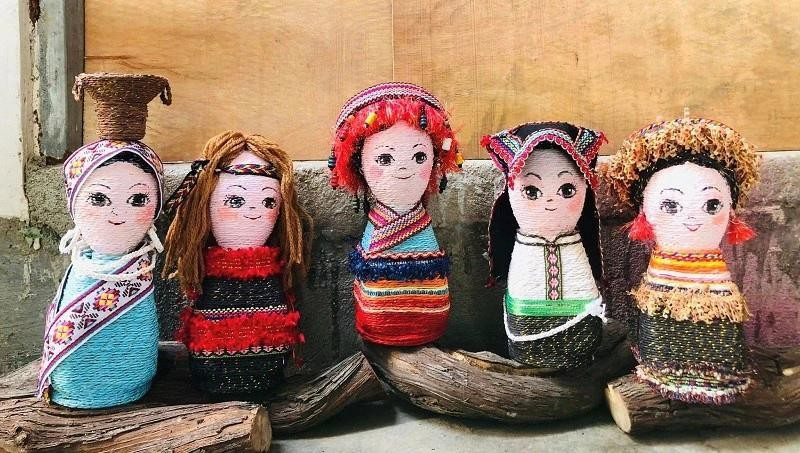 Búp bê sắc màu đồng bào các dân tộc Việt Nam bằng đồ tái chế được chị Giang kỳ công sáng tạo Búp bê sắc màu đồng bào các dân tộc Việt Nam bằng đồ tái chế được chị Giang kỳ công sáng tạo