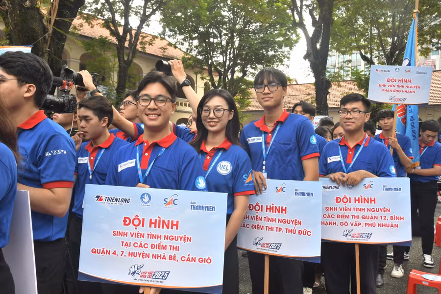 Các đội hình đã sẵn sàng tiếp sức thí sinh đi thi