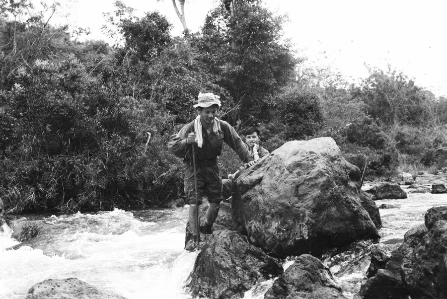Đoàn Công Tính trên đường hành quân theo đường mòn Hồ Chí Minh Đoàn Công Tính trên đường hành quân theo đường mòn Hồ Chí Minh
