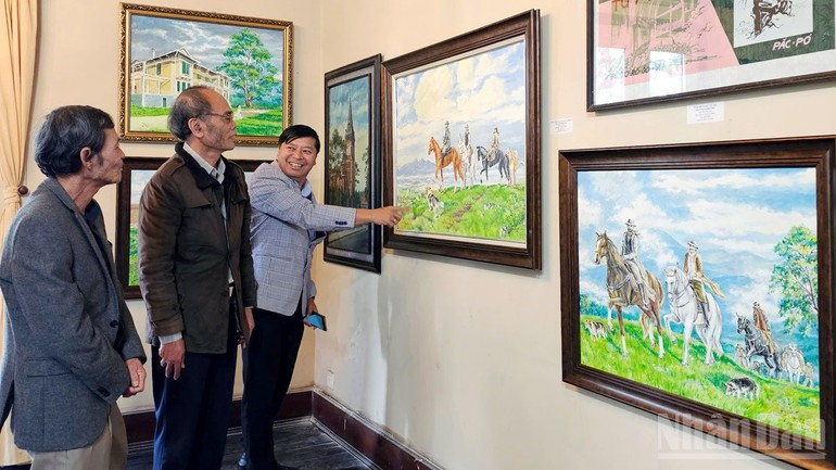 Công chúng đến với triển lãm “Đà Lạt-Ban Mê, hai nửa cao nguyên” của họa sĩ Nguyễn Bảo Châu. Công chúng đến với triển lãm “Đà Lạt-Ban Mê, hai nửa cao nguyên” của họa sĩ Nguyễn Bảo Châu.