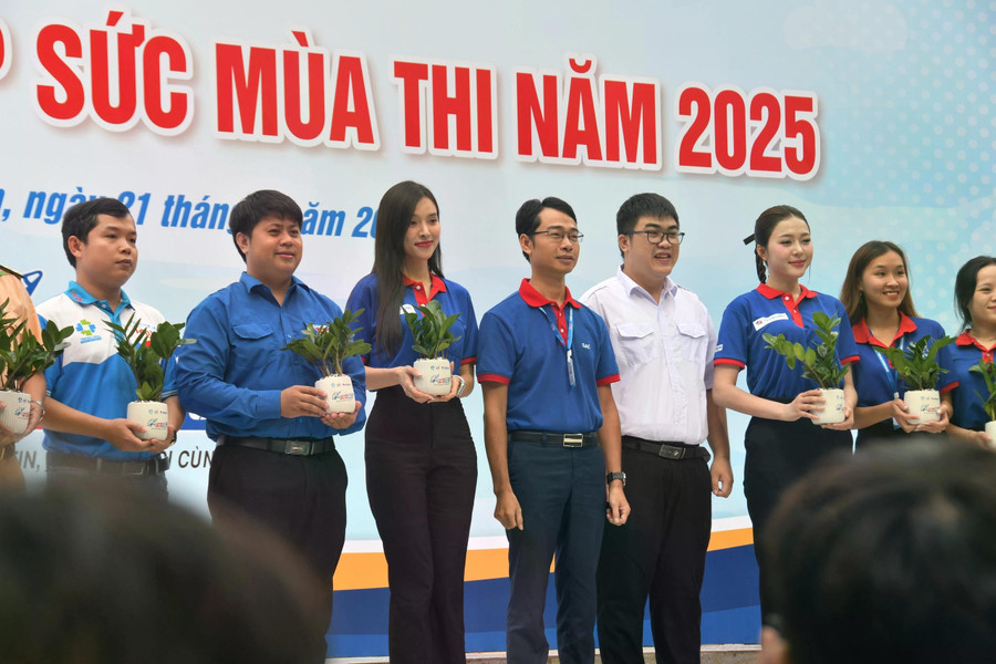 Tặng quà cho các đơn vị và cá nhân đồng hành cùng chương trình Tặng quà cho các đơn vị và cá nhân đồng hành cùng chương trình