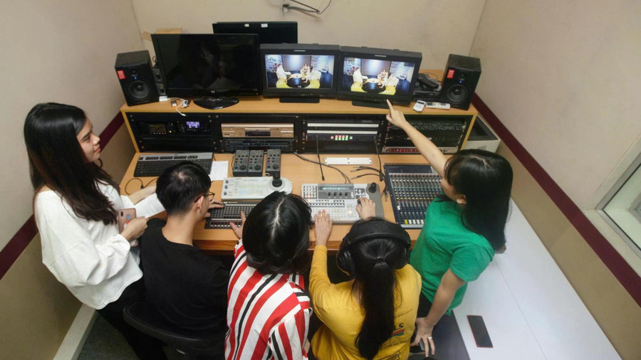Triển vọng phát triển và cơ hội việc làm của người học ngành báo chí - truyền thông sau khi ra trường vẫn rất rộng mở do sự phát triển của bối cảnh công nghệ số hiện nay Triển vọng phát triển và cơ hội việc làm của người học ngành báo chí - truyền thông sau khi ra trường vẫn rất rộng mở do sự phát triển của bối cảnh công nghệ số hiện nay