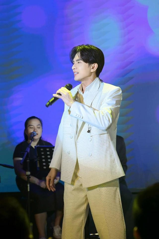 Nhiều khán giả mong Đan Trường làm việc với cơ quan chức năng để xử lý vụ việc Nhiều khán giả mong Đan Trường làm việc với cơ quan chức năng để xử lý vụ việc