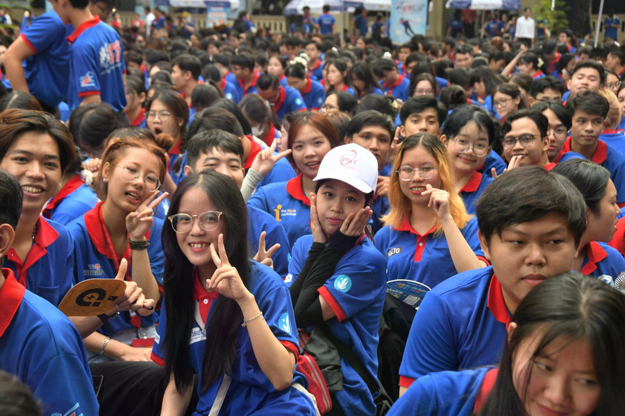 Trong những ngày thi, 3.000 sinh viên tình nguyện sẽ trực tại các điểm thi, các điểm giao thông quan trọng để hỗ trợ trực tiếp cho thí sinh, người nhà và phối hợp với các cơ quan chức năng đảm bảo các nội dung chương trình được diễn ra thành công Trong những ngày thi, 3.000 sinh viên tình nguyện sẽ trực tại các điểm thi, các điểm giao thông quan trọng để hỗ trợ trực tiếp cho thí sinh, người nhà và phối hợp với các cơ quan chức năng đảm bảo các nội dung chương trình được diễn ra thành công