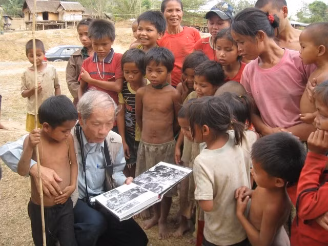 Tác giả giới thiệu hình ảnh chiến trường xưa với cư dân Lào ở Dansavan