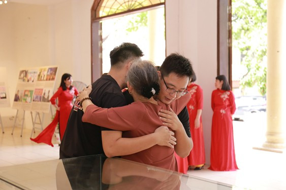 Thân nhân liệt sĩ xúc động cảm ơn anh Phúc và Nhóm Skyline. (Ảnh: Do nhân vật cung cấp) Thân nhân liệt sĩ xúc động cảm ơn anh Phúc và Nhóm Skyline. (Ảnh: Do nhân vật cung cấp)
