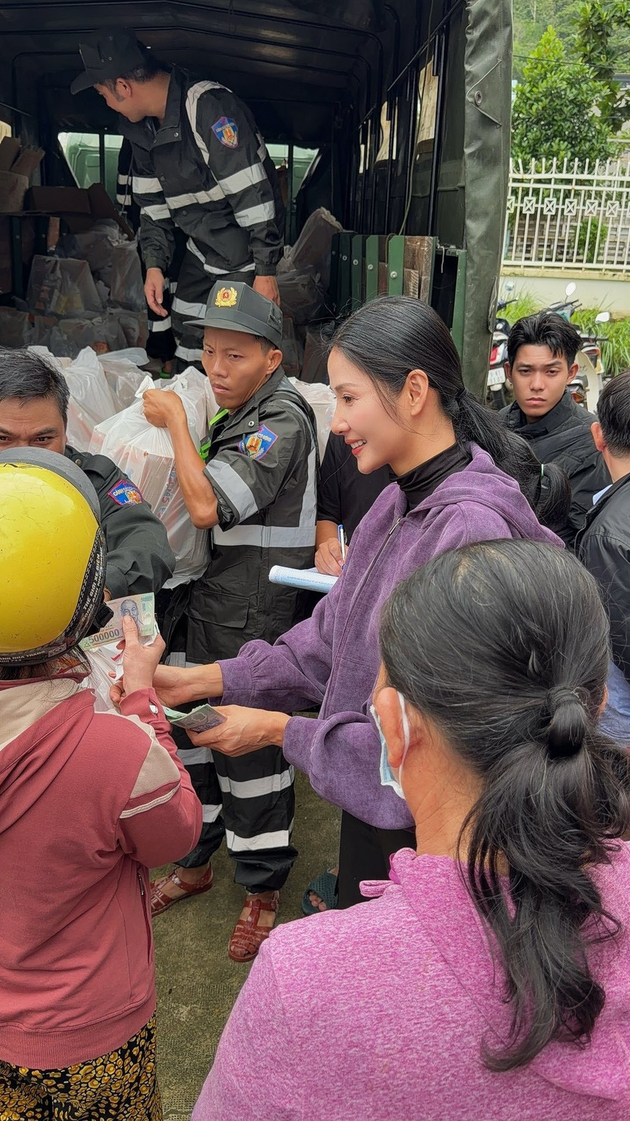 Hoàng Thùy góp 70 triệu đồng và trao nhiều phần quà của các mạnh thường quân cho bà con ở Khánh Hòa.