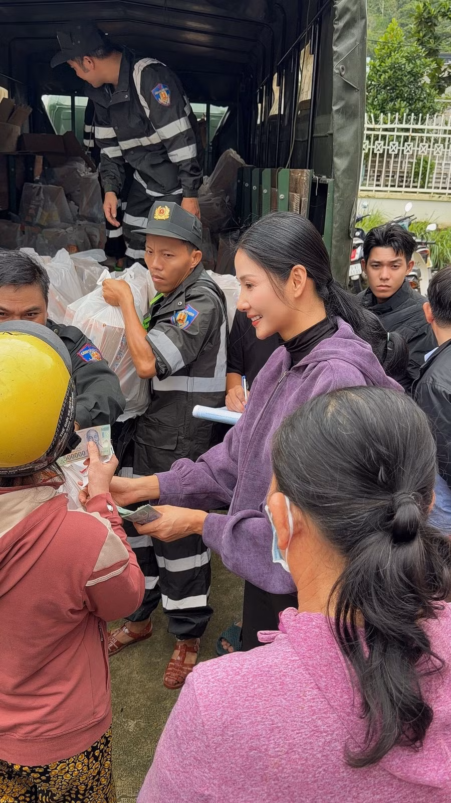 Hoàng Thùy góp 70 triệu đồng và trao nhiều phần quà của các mạnh thường quân cho bà con ở Khánh Hòa.