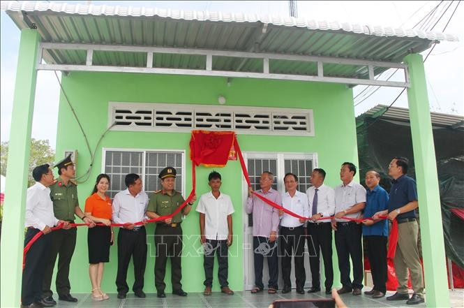Lãnh đạo tỉnh Bạc Liêu và đại diện lãnh đạo Bộ công an thực hiện nghi thức khánh thành, bàn giao nhà đến hộ dân. Ảnh: Chanh Đa/TTXVN
