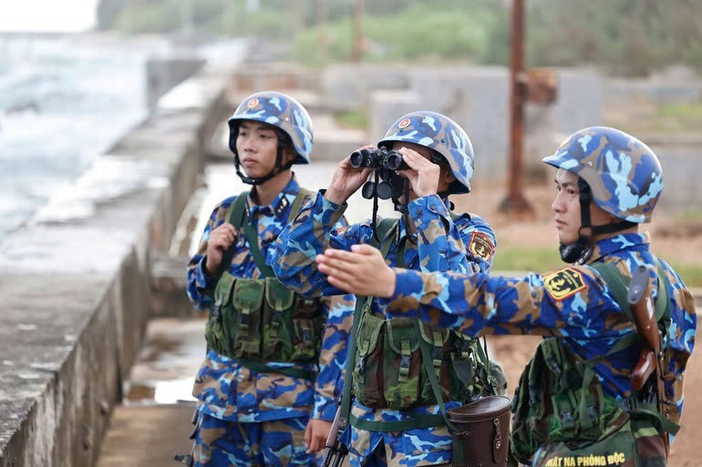 Cán bộ, chiến sĩ tuần tra trên đảo.