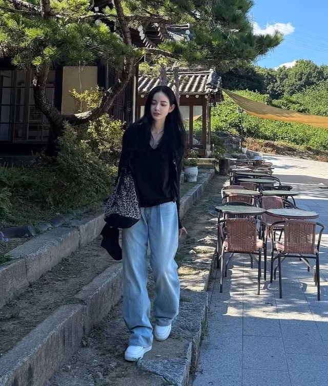 Sneakers trắng và jeans ống rộng gần như là một “bộ đôi quyền lực” mà bất kỳ tín đồ thời trang nào cũng từng thử qua