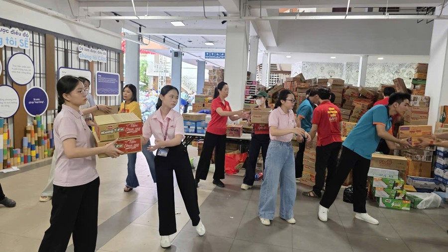 Á hậu Trịnh Kim Chi cùng các tình nguyện viên bốc xếp hàng cứu trợ bà con lũ lụt miền Trung.