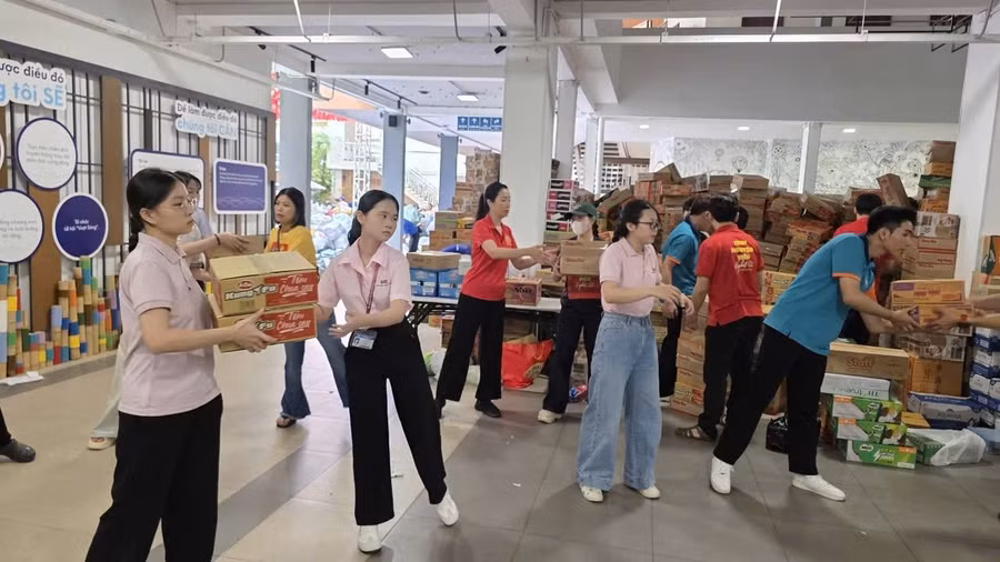 Á hậu Trịnh Kim Chi cùng các tình nguyện viên bốc xếp hàng cứu trợ bà con lũ lụt miền Trung.