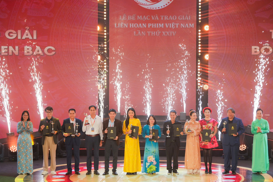 Giải Bông sen bạc được trao cho các bộ phim: phim hoạt hình Trở về, Tiếng cồng núi Nưa; phim tài liệu 7 quãng nhân sinh Điềm Phùng Thị và Tiếng nói của lương tri; phim khoa học Sếu có về phương Nam; phim truyện điện ảnh: Địa đạo: Mặt trời trong bóng tối, Tử chiến trên không và Chị dâu