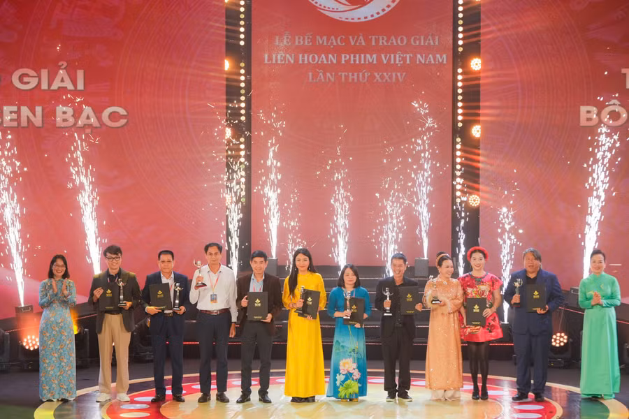 Giải Bông sen bạc được trao cho các bộ phim: phim hoạt hình Trở về, Tiếng cồng núi Nưa; phim tài liệu 7 quãng nhân sinh Điềm Phùng Thị và Tiếng nói của lương tri; phim khoa học Sếu có về phương Nam; phim truyện điện ảnh: Địa đạo: Mặt trời trong bóng tối, Tử chiến trên không và Chị dâu