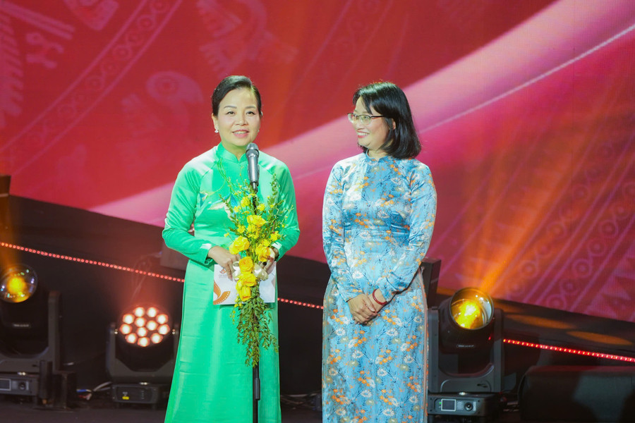 Phó chủ tịch UBND TP.HCM Trần Thị Diệu Thúy và tiến sĩ Ngô Phương Lan (Phó trưởng Tiểu ban Lý luận, phê bình văn học, nghệ thuật Hội đồng Lý luận Trung ương, Chủ tịch Hiệp hội Xúc tiến phát triển điện ảnh Việt Nam, Chủ tịch Ban giám khảo) công bố giải Bông sen bạc